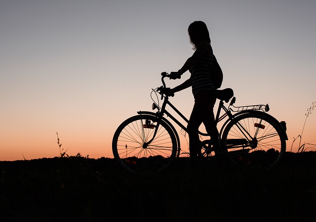 bike girl 1906405 640